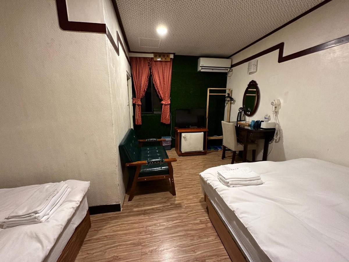 Ming Ren Hotspring Hotel Цзяосі Екстер'єр фото